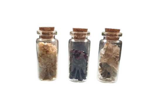 Botellas de cristal con minerales naturales granate, cuarzo citrino y calcita naranja