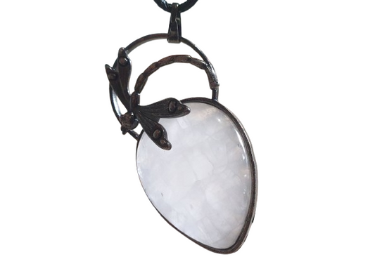 Colgante de Cuarzo blanco con libélula 3