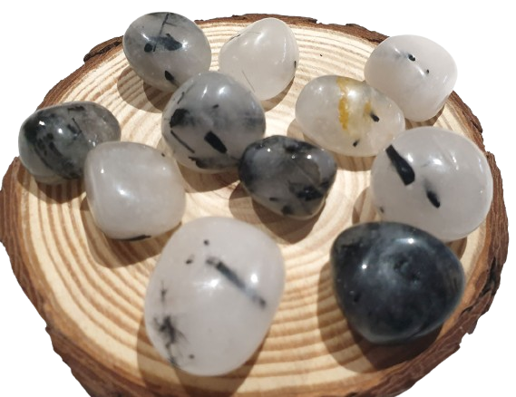 Cuarzo rutilado con turmalina pulido