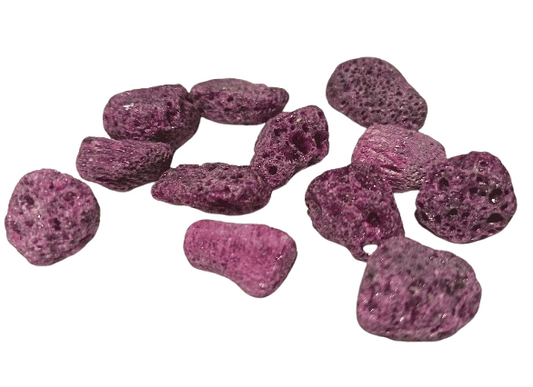 Detalle de la superficie porosa del corindón rojo natural de pequeño tamaño