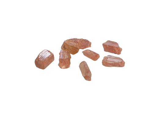Detalle de pequeños ejemplares de topacio imperial de 0,5 a 1 cm con tonalidades naturales.