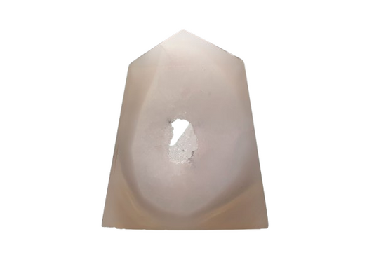 Punto de ágata pulida con geoda interior cristalizada en tonos beige y gris rosado