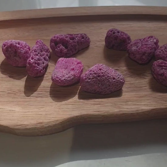 Vídeo de corindón rojo poroso natural, conocido como rubí, de 2 a 2,5 cm, con tonos rojizos y textura irregular. Mineral de colección procedente de Asia.