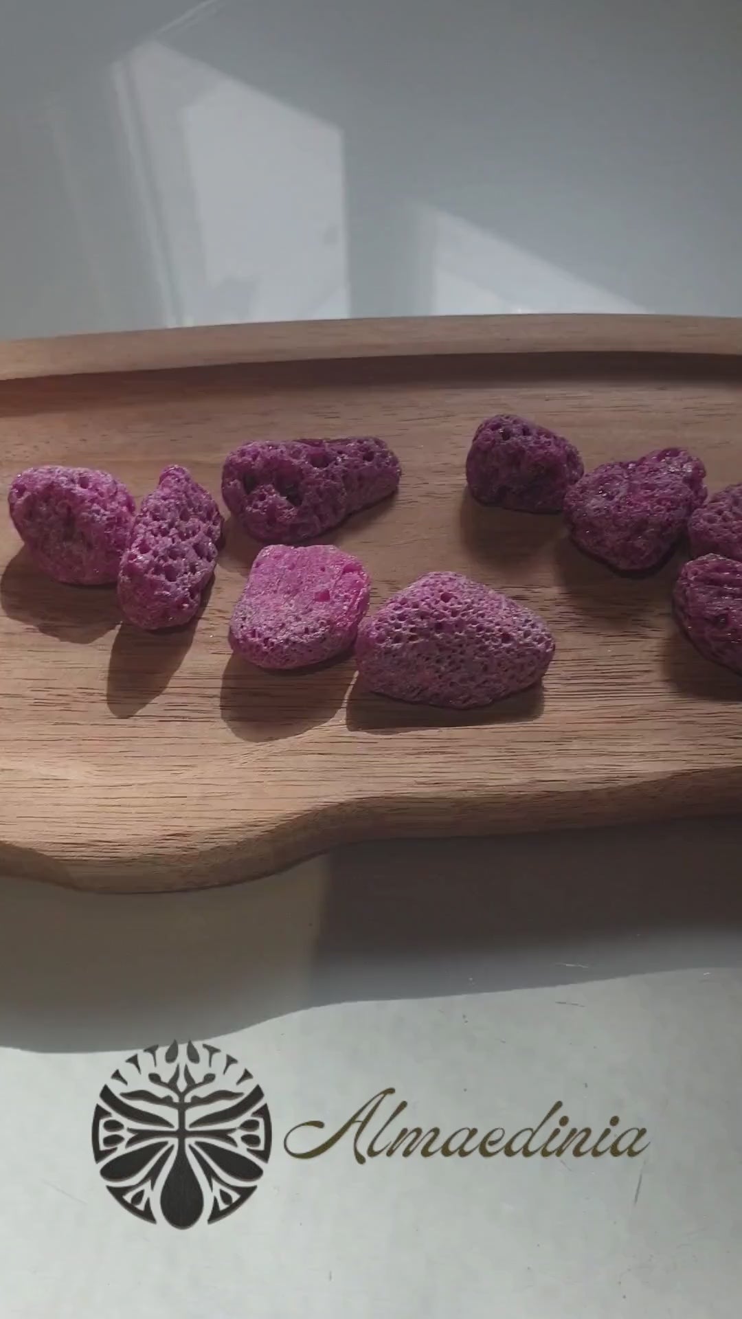 Vídeo de corindón rojo poroso natural, conocido como rubí, de 2 a 2,5 cm, con tonos rojizos y textura irregular. Mineral de colección procedente de Asia.