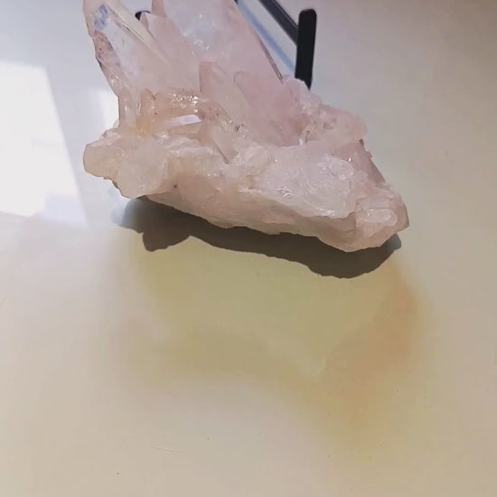 Vídeo de una pieza de cuarzo natural de Brasil de 1.116 gramos, mostrando sus grandes cristales, puntas y diferentes formaciones desde varios ángulos.