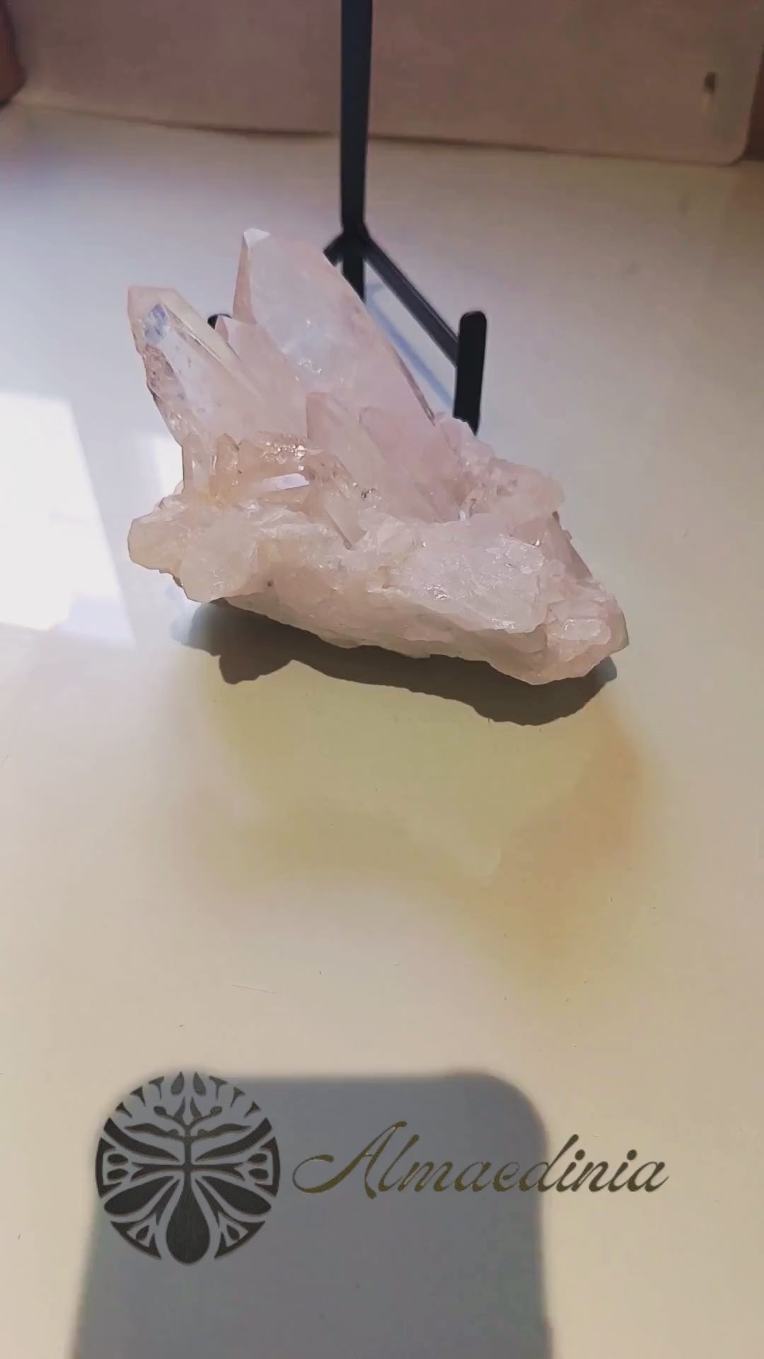 Vídeo de una pieza de cuarzo natural de Brasil de 1.116 gramos, mostrando sus grandes cristales, puntas y diferentes formaciones desde varios ángulos.
