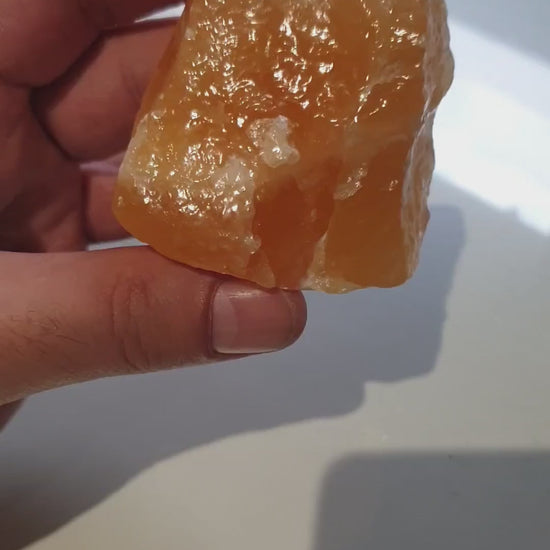 Calcita naranja en bruto natural mostrando sus detalles y tonalidades