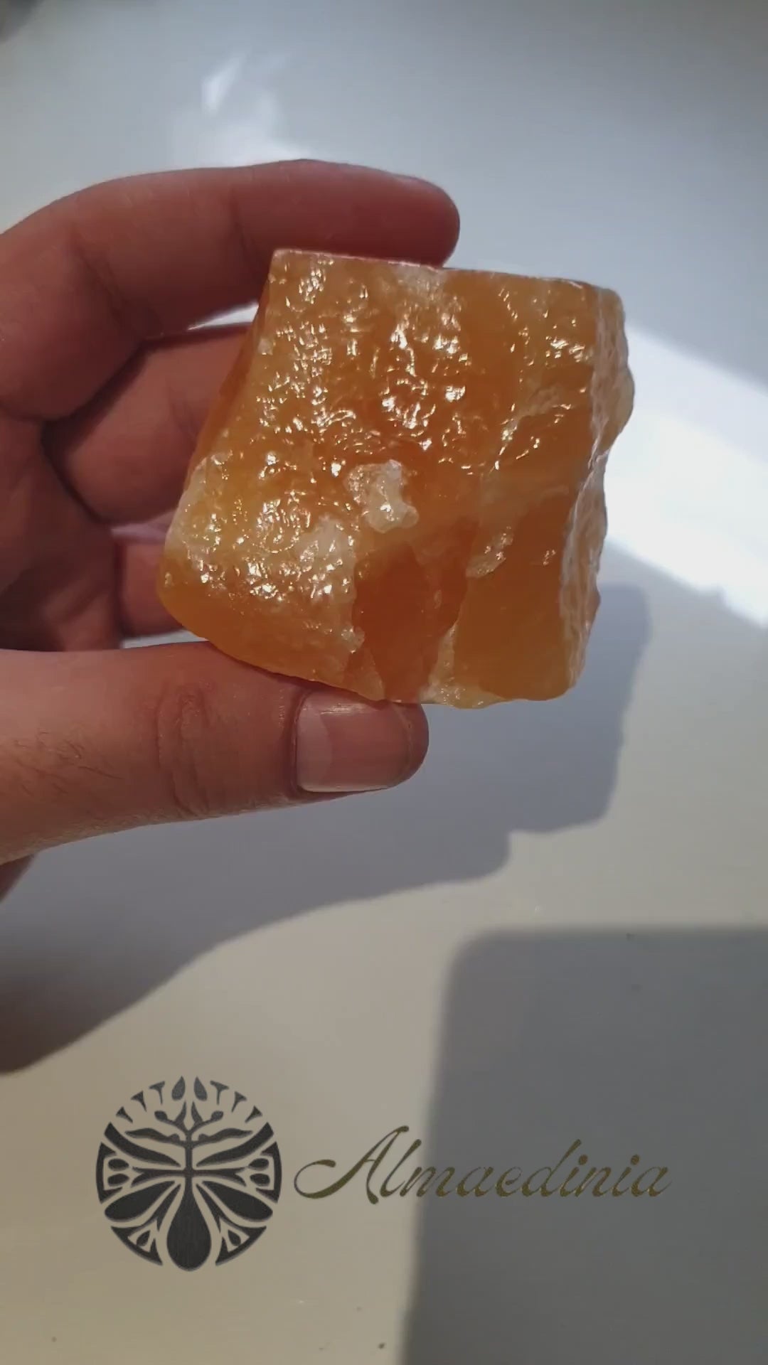Calcita naranja en bruto natural mostrando sus detalles y tonalidades