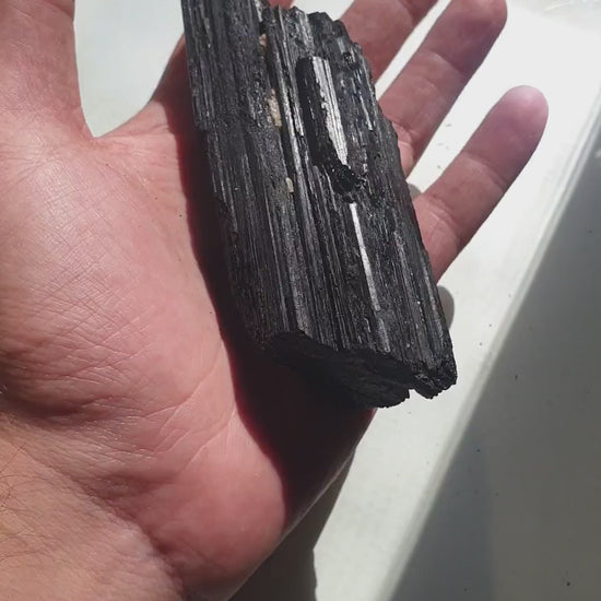 Turmalina negra catedral natural de Brasil de 268 gramos, vista en detalle para apreciar su estructura y formas cristalinas.