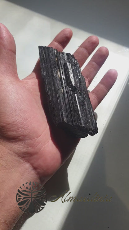 Turmalina negra catedral natural de Brasil de 268 gramos, vista en detalle para apreciar su estructura y formas cristalinas.