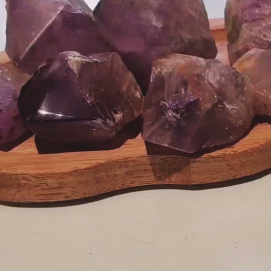 Vídeo de puntas de cuarzo amatista semipulidas de Brasil, mostrando sus tonalidades violetas, formas naturales y acabado parcialmente pulido.