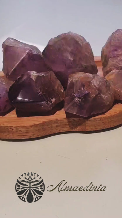 Vídeo de puntas de cuarzo amatista semipulidas de Brasil, mostrando sus tonalidades violetas, formas naturales y acabado parcialmente pulido.