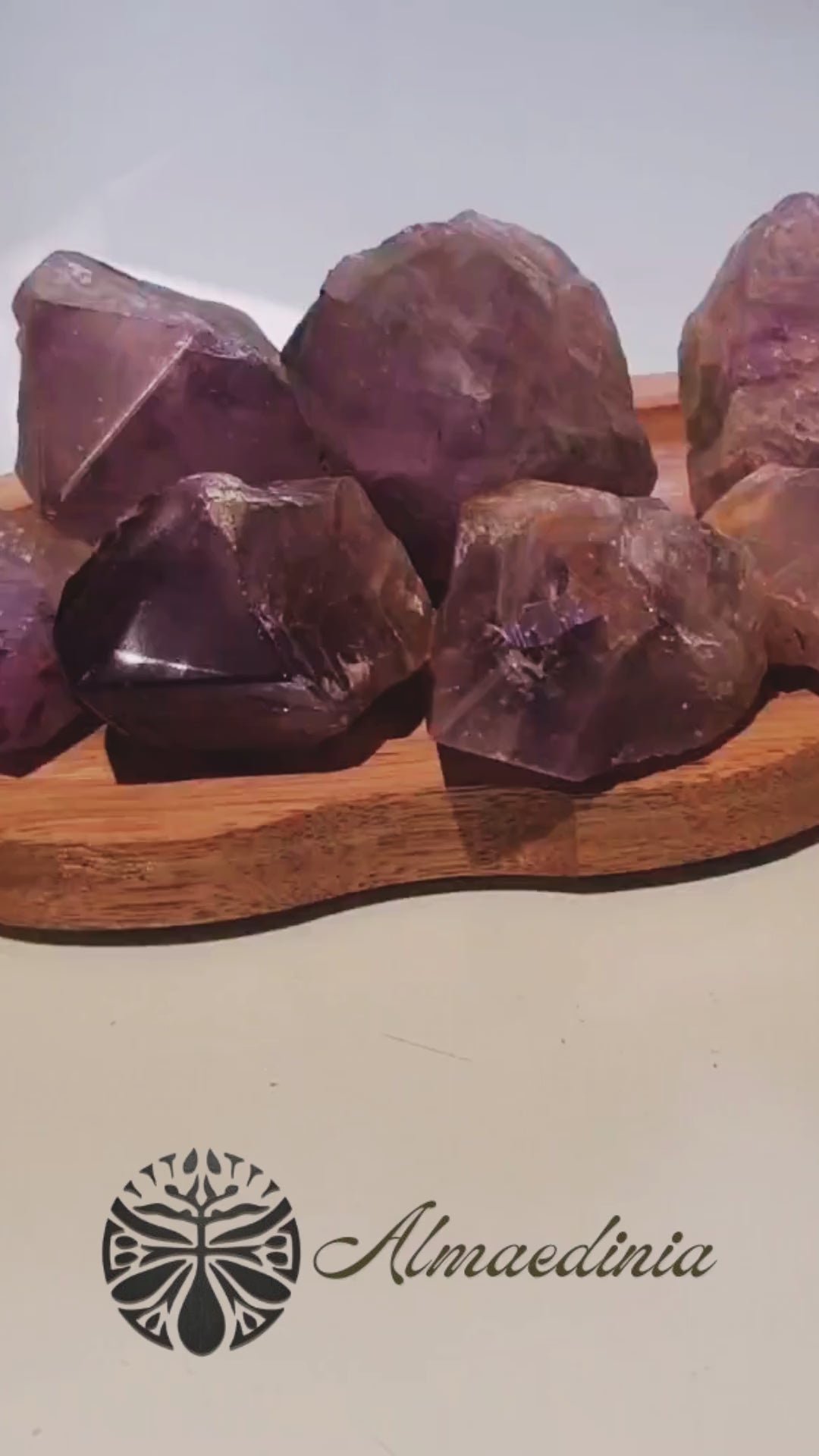Vídeo de puntas de cuarzo amatista semipulidas de Brasil, mostrando sus tonalidades violetas, formas naturales y acabado parcialmente pulido.
