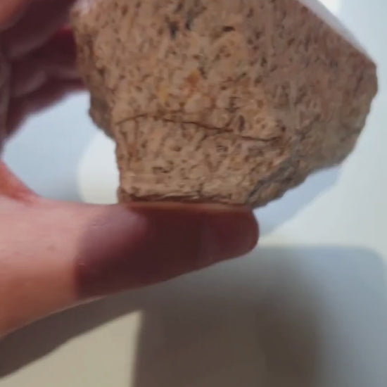 Vídeo de punta de adularia semipulida de Brasil, mineral de feldespato potásico
