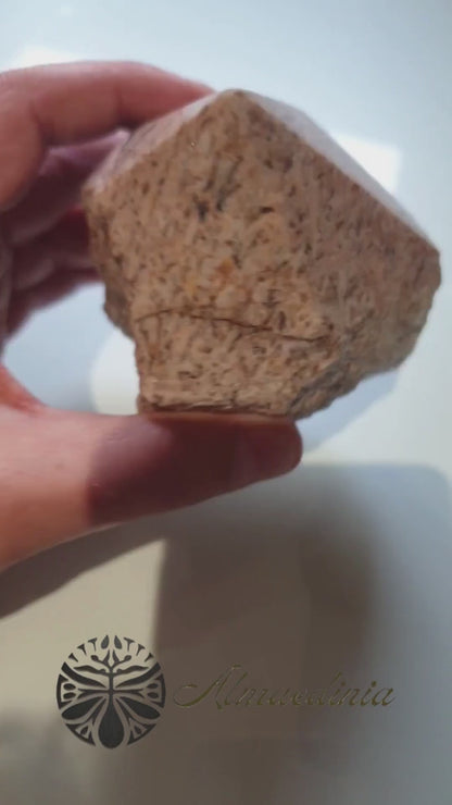 Vídeo de punta de adularia semipulida de Brasil, mineral de feldespato potásico