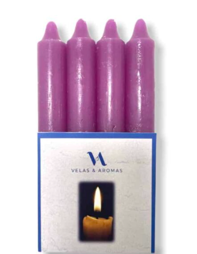 velas de candelabro moradas